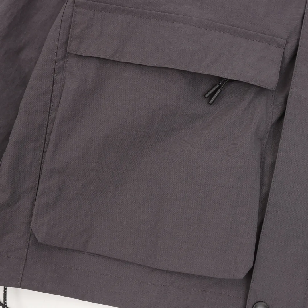 🅿️660 Stone Island/Stone Island functional zipper hooded jacket. In order to restore all the texture of ZP, this year the team spent several months and finally shipped it. All excipients are restored to ZP! Highly permeable laminated fabric Gore-tex imitates water-breathable film, which feels better and more comfortable. The fabric has certain waterproof, windproof and UV-proof effects. It is one of the must-choose jacket fabrics in Stone Island. It is light and thin, which is the characteristic of the fabric. It is functional and sporty. There are two pockets on the chest. The arms have the logo embroidery of the Stone Island navigation compass badge. The zipper pocket on the back can be folded to pack the entire garment. It is a must-have item for outdoor travel! size：S-XL